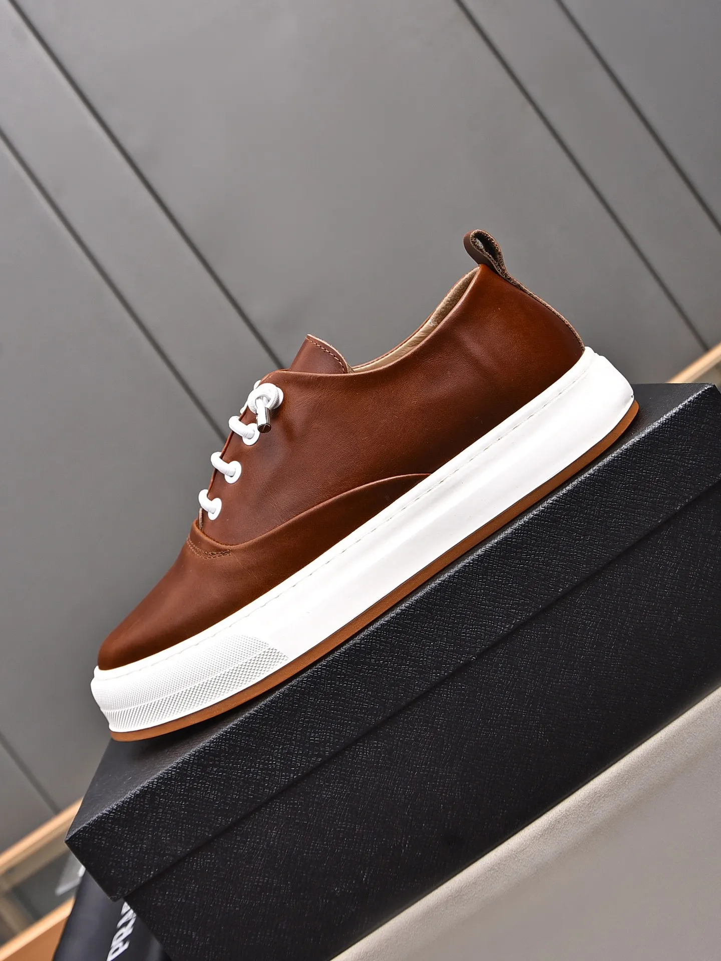 Men's Men's Shoes 💰440 [Top-grade butter leather] 🆕🔥New update🔥👟PRADA (Prada) new products are released, imported soft butter leather, fashionable to allow air to penetrate the entire shoe, Niu B's shoes [strong] bring an extremely comfortable and breathable feeling! Beautiful inside and out! Exquisite workmanship, 😌Code number: 38~44 (45 customized) Three colors to choose from.